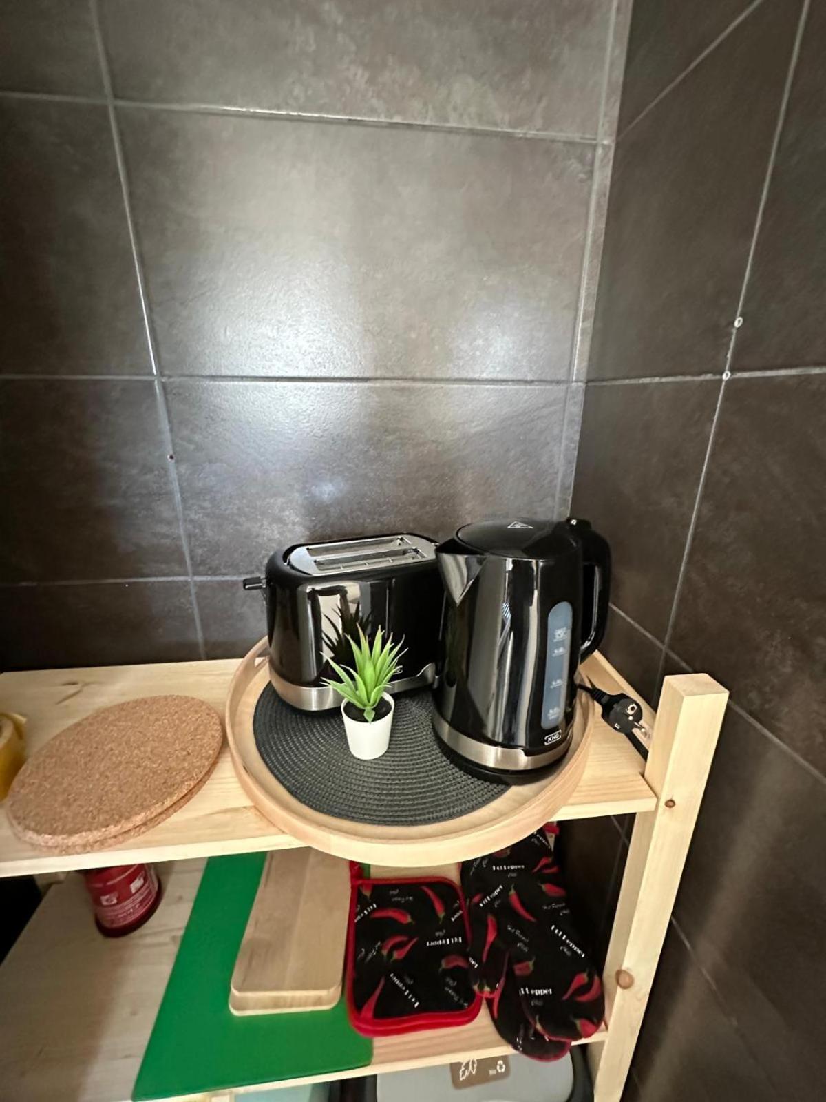 Mola Apartments-charmante Im Zentrum Fuer 3 Personen-grosse Dachterrasse-grill-gratis Parken-wlan Apartment *